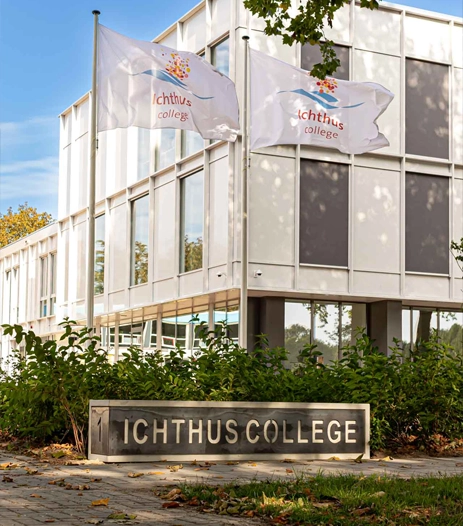 Volledige projectsign zoals opvallende vlaggen en stijlvolle verlichte signing bij het Ichthus College in Kampen.