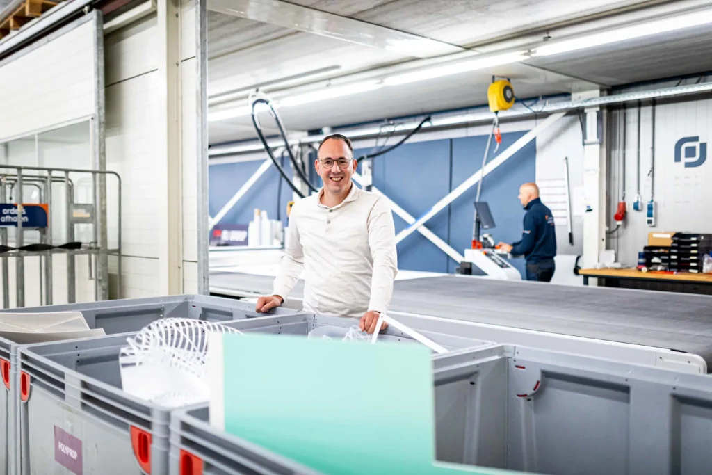 Directeur Bernard van Rees voor de recycling bakken van Prestige Reclame.