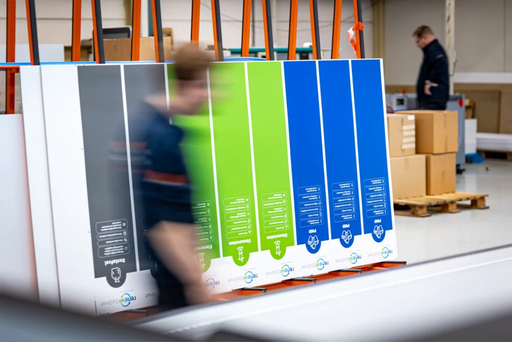 Medewerkers van Prestige Reclame aan het werk in de productiehal.