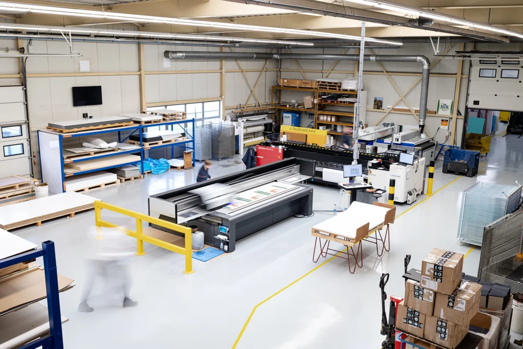 De productiehal van Prestige Reclame aan de Nijverheidstraat.