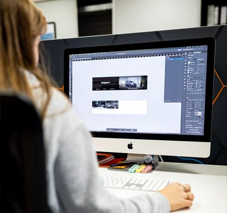 Medewerker van Studio Prestige bezig met een kaart in Adobe Illustrator.